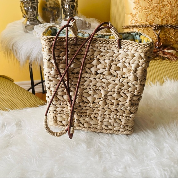 It’s a beautiful Zara wicker bag. Great for summer and vacay destinations 👜 - Picture 6 of 6